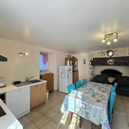 Familial Avec Cheminee, Ping-pong, Pres De La Grotte De Et Du Chateau De Hautefort - Fr-1-616-8 Holiday home Tourtoirac